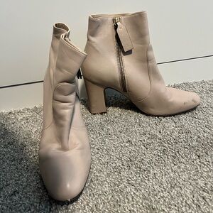 Light Pink Stuart Whitman size 8 booties